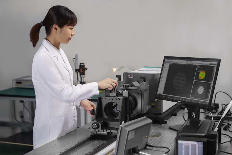 Zygo interferometer device for detecting PV of lithium fluoride meniscus lenses